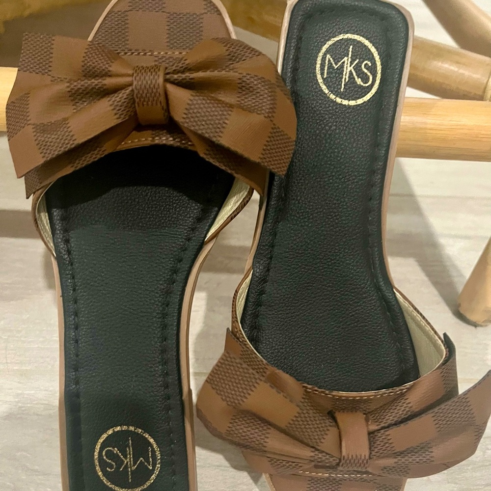 Adorable sandals with bow